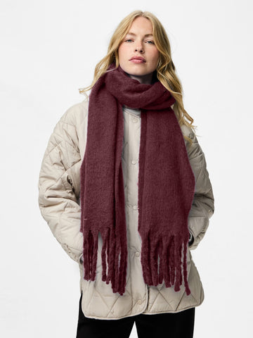 PIECES Chunky Knit Scarf in Burgundy