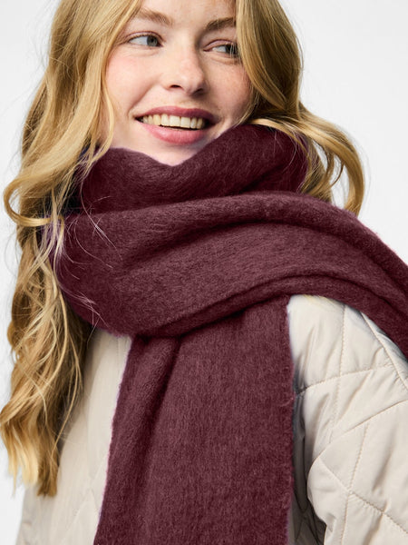 PIECES Chunky Knit Scarf in Burgundy