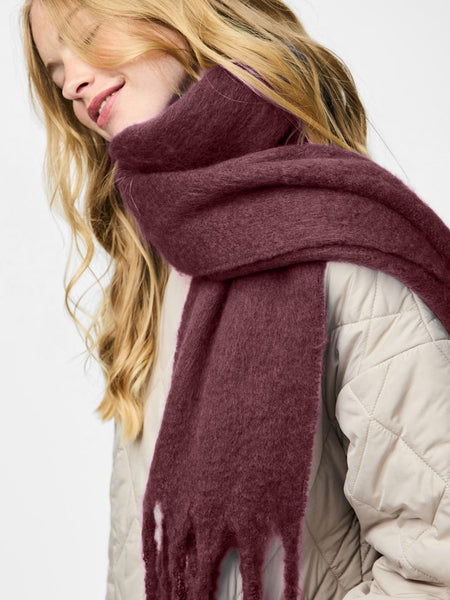 PIECES Chunky Knit Scarf in Burgundy