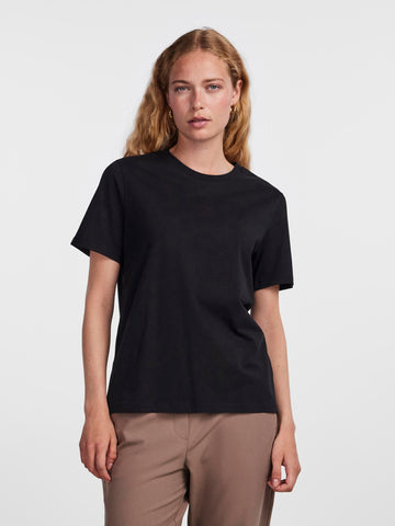Pieces Solid Coloured T-Shirt in Black