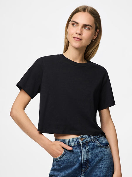 PIECES Cropped T-Shirt in Black