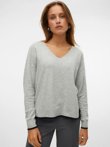 Vero Moda Long Sleeve Knitted V-Neck Top in Light Grey