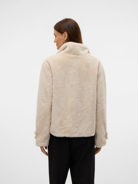 VERO MODA Short Faux Fur Jacket in Cream