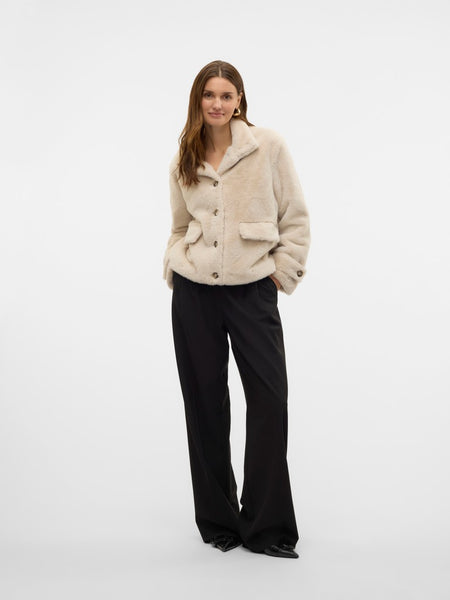 VERO MODA Short Faux Fur Jacket in Cream