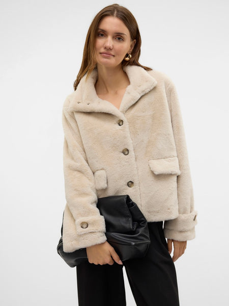 VERO MODA Short Faux Fur Jacket in Cream
