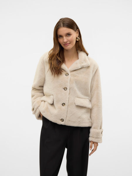 VERO MODA Short Faux Fur Jacket in Cream
