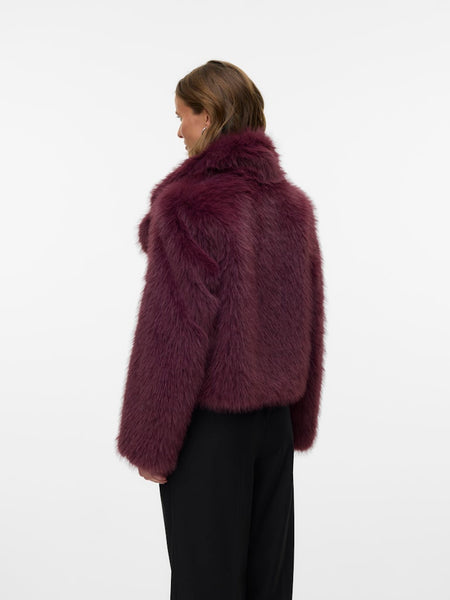 VERO MODA Short Faux Fur V-Neck Jacket in Burgundy