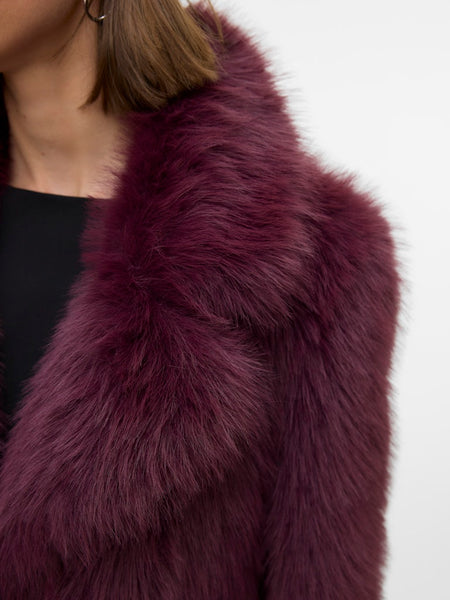 VERO MODA Short Faux Fur V-Neck Jacket in Burgundy