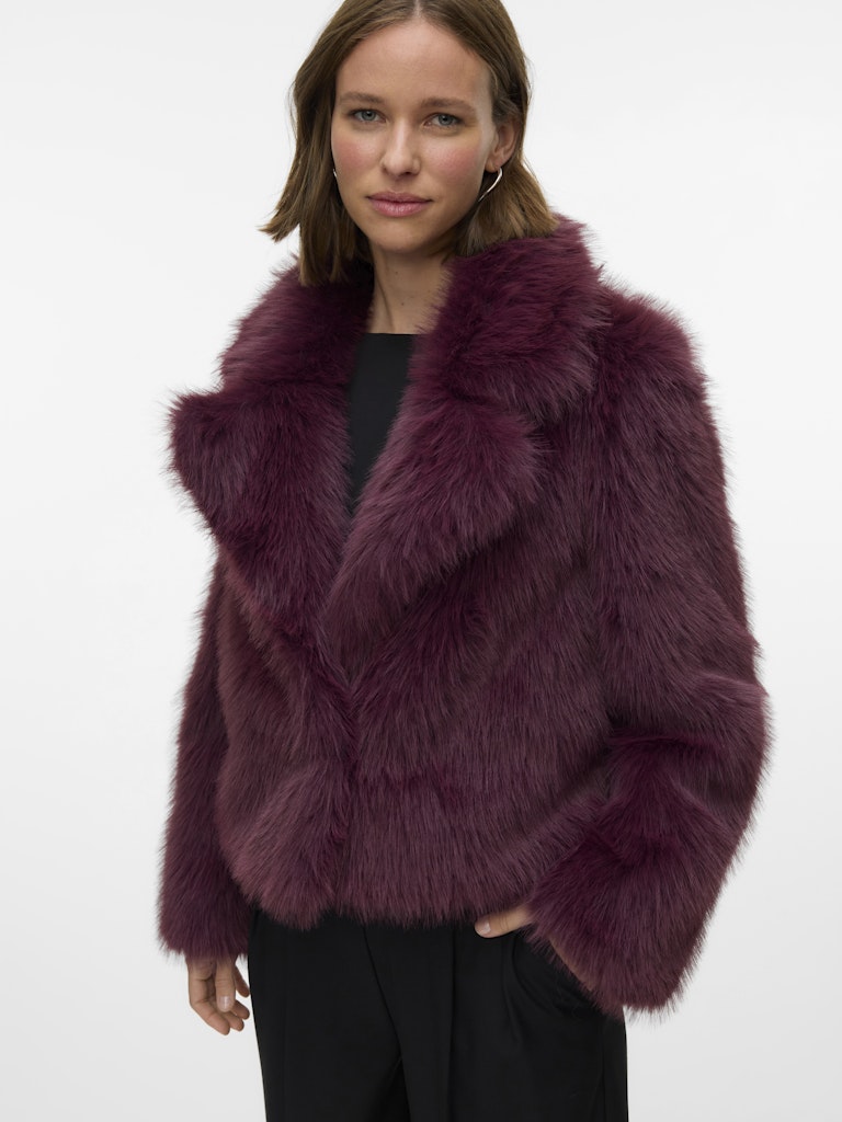 VERO MODA Short Faux Fur V-Neck Jacket in Burgundy