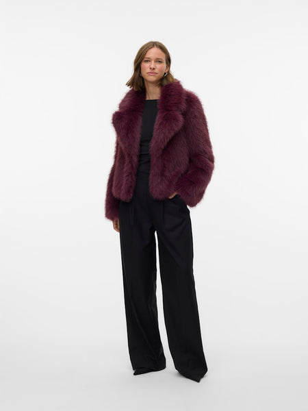 VERO MODA Short Faux Fur V-Neck Jacket in Burgundy