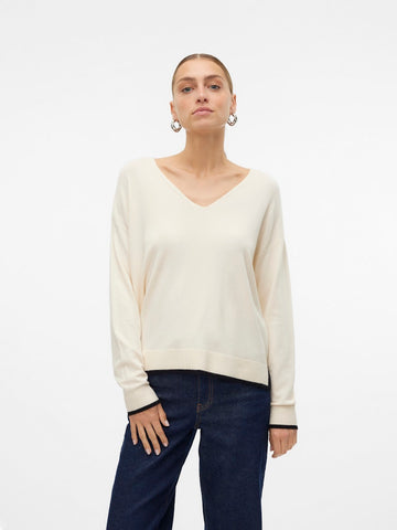 Vero Moda Long Sleeve Knitted V-Neck Top in Cream