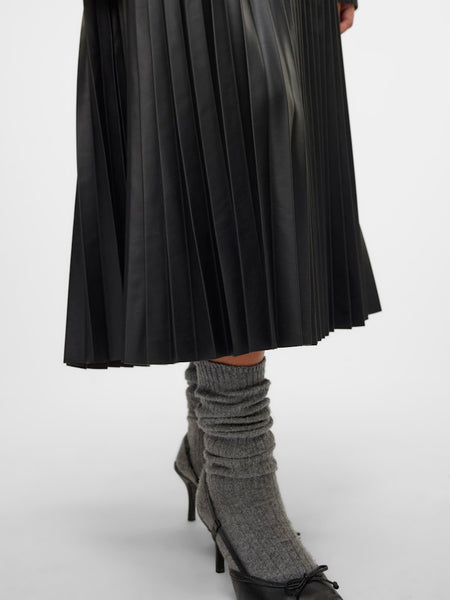VERO MODA Coated Plisse Skirt in Black